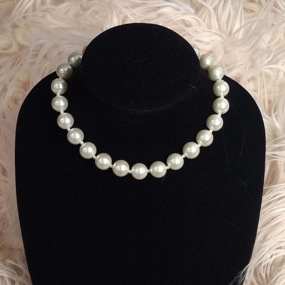 5/$25 16" glass pearl stretch necklace